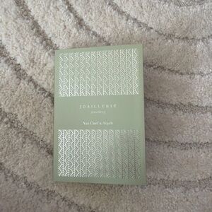 Van Cleef & Arpels Care Advice & Services Booklet
